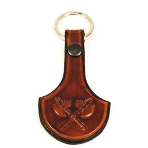 Llavero de cuero marrón con diseño de doble hacha, repujado, hecho a mano, estilo vikingo/medieval, 20 mm, colgante, llave, bolso