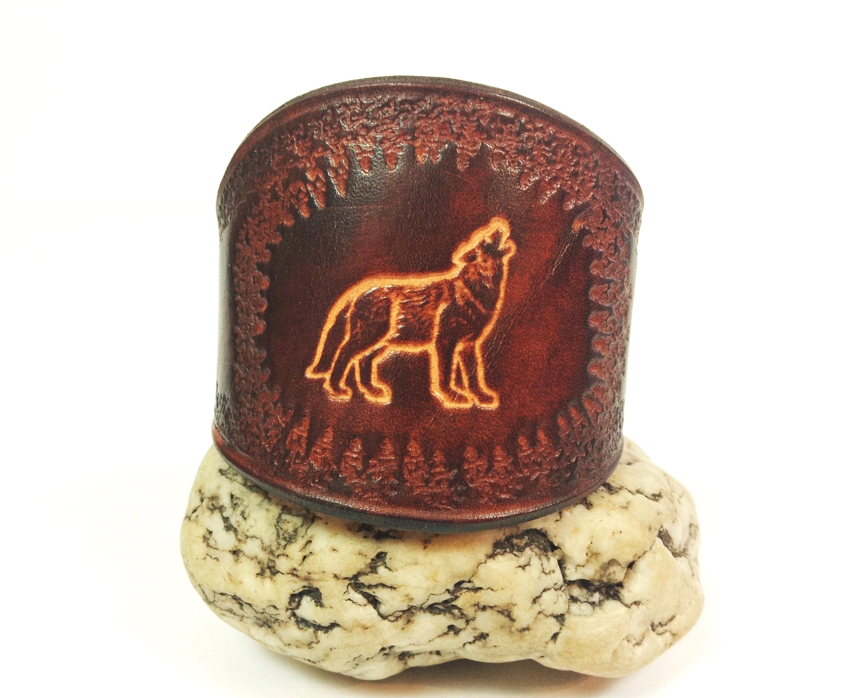 ブレスレット レザーブレスレット ブラウン ハウリングウルフ エンボス加工 パンチングスナップ留め U18.5 cm + 20 cm バイキング 中世  幅 6 cm 本革カフ - Etsy 日本