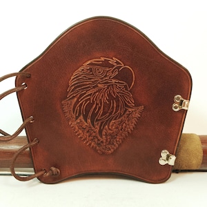 Protector de brazo para tiro con arco, de cuero marrón con águila, con relieve de pájaro, para arco largo tradicional, hecho a mano, unisex, único