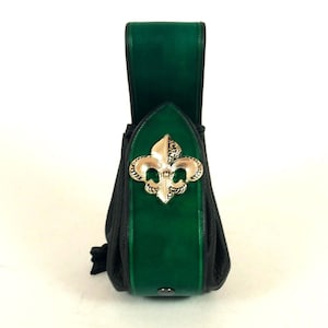 Bolsa de couro verde com flor de lis, bolsa de couro com rebites decorativos, bolsa medieval, bolsa francesa de moedas de lírio, feita à mão, celtas