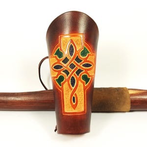 Protector de brazo para tiro con arco, cruz gótica de cuero marrón perforado y pintado a mano, único protector de arco largo tradicional hecho a mano.