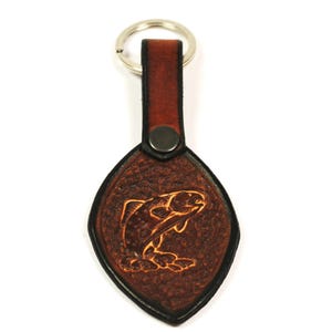 Schlüsselanhänger Leder braun Fisch Prägung punziert Handarbeit Ring Forelle Angeln Accessoire Schlüsselring 20mm Unikat Angler Anhänger