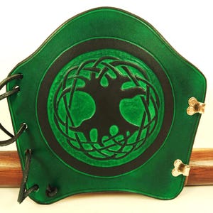 Armschutz Stulpe Wikinger Yggdrasil Punziert Leder grün Bogenstulpe traditionell Bogenschießen Lebensbaum Echtleder Unisex Unikat Esche