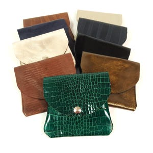 Etui leer echt leer kleur bruin zwart blauw goud groen drukknoop 1 vak handgemaakt universeel etui H12,5 cm B13,5 cm cosmetica hygiëne dames