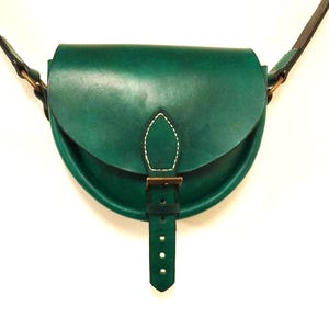 Sac bandoulière cuir vert sac bandoulière sac bandoulière fait main UNIQUE Fabriqué en Allemagne réglable cousu main quotidien médiéval cuir véritable