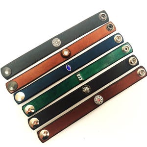 Armband Leder Echtleder Damen Zierniete Schwarz Braun Grün Blau Druckknopf Breite 2cm Umfang 18,5cm handgefertigt Unikate