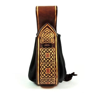 Sac en cuir marron avec nœud celtique en relief, sac en cuir médiéval celtique, porte-monnaie viking, sac d'argent en cuir véritable fait main