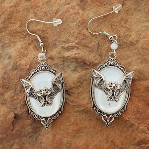 Ohrhänger Fledermaus Gothic Magie groß weiß Kunststein mit Silikonschutz Mittelalter Zink Hängeohrringe Tier
