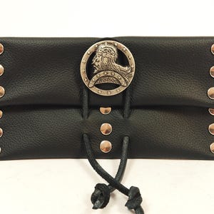 Porta tabacco porta banconote vichingo nordico in pelle nera custodia borsa tabacco banconote rivetti decorativi fatto a mano guerriero Medioevo