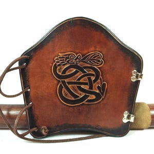 Protector de brazo de tiro con arco, dragón celta, dragón de la suerte, cuero tallado, marrón, tradicional, hecho a mano, vikingo, protector de cuero genuino
