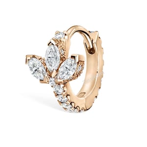 Op de afbeelding: Een roségouden oorring met een cluster van marquise-vormige diamanten in het midden. De oorring is bezet met kleinere ronde diamanten.