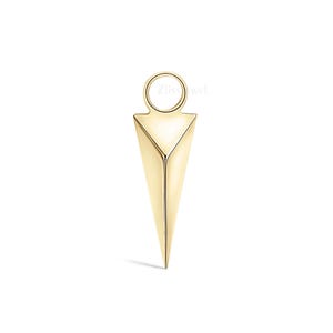 Op de afbeelding: Een goudkleurige hanger met een geometrisch pijldesign. De hanger heeft een driehoekige vorm met een afgeronde lus aan de bovenkant. De tekst "Zliss Jewel" is zichtbaar op de hanger. De hanger is waarschijnlijk van metaal.