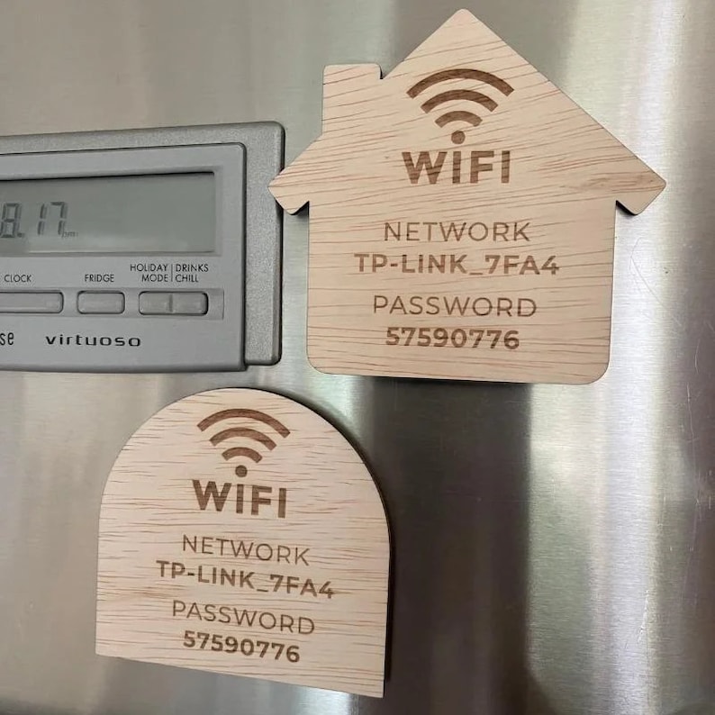 Pu&ograve; includere: Due cartelli in legno con un simbolo wifi e il testo "WIFI" su di essi. I cartelli includono anche il nome della rete "TP-LINK_7FA4" e la password "57590776".
