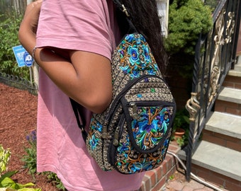 Bolso bandolera pequeño bohemio bordado, mochila cruzada de lona con correa ajustable y múltiples bolsillos, ideal para viajes y uso diario.