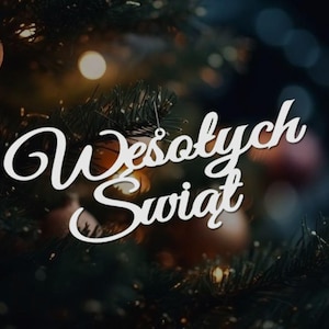 Puede incluir: Adorno de madera blanco con la frase polaca "Wesołych Świąt" que se traduce como "Feliz Navidad" colgado de un árbol de Navidad.