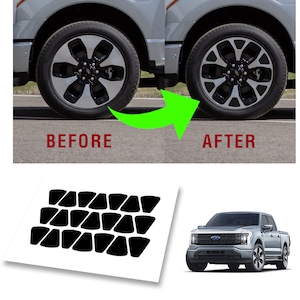 Könnte beinhalten: Vorher- und Nachher-Bilder eines silbernen Ford Pickups mit schwarzen Radkappen. Das Vorher-Bild zeigt den LKW mit einem silbernen Rad. Das Nachher-Bild zeigt den LKW mit schwarzen Radkappen, die ein geometrisches Muster haben. Eine Folie mit schwarzen Vinyl-Aufklebern mit dem gleichen geometrischen Muster ist im Bild zu sehen.