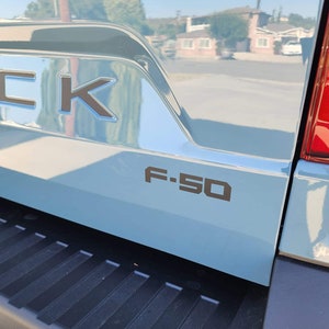 2 Stück F50 F-50 Buchstaben Heckklappenaufkleber kompatibel für Ford Maverick 2021 - 2025