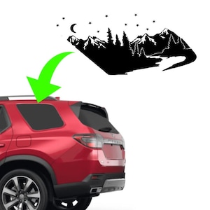 Könnte beinhalten: Eine schwarz-weiße Silhouette einer Bergkette mit einem Fluss und Sternen. Die Silhouette befindet sich auf einem roten Auto mit einem schwarzen Fenster.