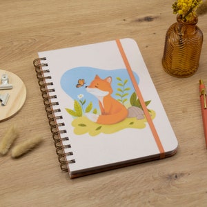 Cuaderno de tapa dura con un zorro adorable (tamaño A5) / Cuaderno de espiral con páginas en blanco / Ilustración de un adorable zorro bebé / Papelería hecha a mano
