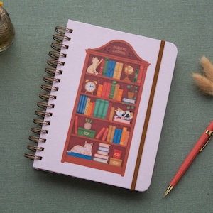 Diario di lettura con copertina rigida - Formato A5 / Diario di lettura - Illustrazione di una libreria / Planner di lettura con illustrazione di gatti / Registro di lettura