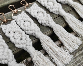 Porte-clés en macramé personnalisés Faveurs de mariage, Cadeaux de fête de mariage Boho, Porte-clés Boho, Porte-clés tissé, Charme de sac à pompon, Faveurs de mariage