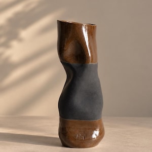 Vase en céramique fait main en grès noir, forme sculpturale organique, brun brillant gris mat (25 cm)