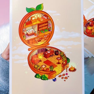 Può includere: Un'illustrazione stravagante di un bar e di una camera da letto all'interno di un'arancia stilizzata. L'arancia è aperta, rivelando due livelli di un bar e di una camera da letto. L'opera d'arte è in stile cartone animato con colori caldi.