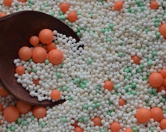 ピーチのデラックスな贅沢な食用ノンパレルパールスプリンクルピーチミントホワイトヌードキュートな100と1000の誕生日バレンタインデーをテーマにした甘いケーキ