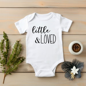 Macacão pequeno e amado, roupas de bebê, presente de bebê, presente de chá de bebê, macacão fofo, sublimação, presente de bebê, gênero neutro, presente de hospital