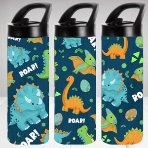 Könnte beinhalten: Drei blaue und schwarze Wasserflaschen mit einem Dinosaurier-Muster. Das Muster enthält grüne, orange und blaue Dinosaurier auf einem dunkelblauen Hintergrund. Die Flaschen haben einen schwarzen Deckel und einen schwarzen Griff.