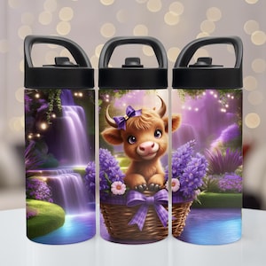 Könnte beinhalten: Drei Wasserflaschen mit schwarzen Deckeln und Griffen. Die Flaschen zeigen eine lila Landschaft mit Wasserfällen und einer Cartoon-Kuh in einem Korb. Die Kuh hat eine lila Schleife. Der Hintergrund hat einen verschwommenen Bokeh-Effekt.