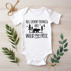 Tutte le cose belle sono selvagge e gratuite, Tutina per neonati, Vestiti per bambini, Genere neutro, Regalo per la doccia per bambini, Regalo per neonato, Regalo per l&#39;ospedale, Tutina per orso