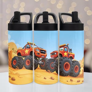 Könnte beinhalten: Drei Wasserflaschen mit schwarzen Deckeln und Griffen. Jede Flasche zeigt eine Cartoon-Illustration eines orangefarbenen Monstertrucks mit einem Stern an der Seite, vor einer Wüstenlandschaft mit blauem Himmel.