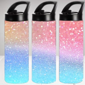 Könnte beinhalten: Drei Wasserflaschen mit schwarzen Deckeln und Griffen. Die Flaschen haben ein glitzerndes Farbverlaufsdesign, das von Orange nach Blau übergeht. Der Glitzereffekt ist deutlich sichtbar und erzeugt ein funkelndes Aussehen. Die Flaschen sind zum Tragen von Flüssigkeiten bestimmt.
