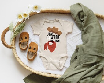 Ny cowboy i stan, cowboybody, babybody, babykläder, babypresent, babyshower, pojkebody, cowboyhatt, bondgård, bandana, babypresent