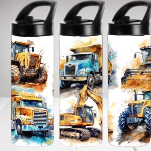 Könnte beinhalten: Drei Edelstahlbecher mit verschiedenen Baufahrzeug-Designs. Die Becher zeigen einen blauen Kipplaster, einen gelben Traktor und einen gelben Mähdrescher. Die Designs sind in Aquarell-Manier mit Farbstichen gemalt.