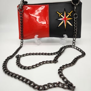 Cartera cruzada con bordado VGK rojo brillante hecha a mano con cadena de bronce de 47"