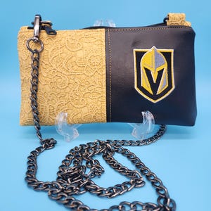 Cartera cruzada de vinilo con encaje dorado bordado VGK hecha a mano con cadena de bronce de 47"