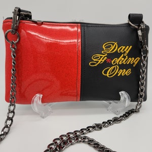 Bolso cruzado con purpurina roja bordado VGK hecho a mano con cadena negra de 47"