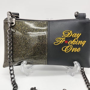 Bolso bandolera VGK bordado negro hecho a mano con purpurina dorada con cadena gunmetal de 47"