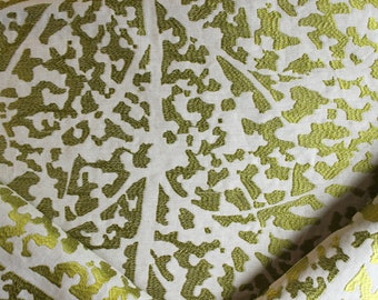 Jim Thompson Mulberry Tree en verde, 1,5 yardas, tela bordada metálica