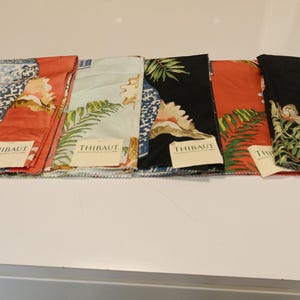 Set med fem tygprover av tyg i form av en snäckskalsblommor från Thibaut, 61 x 61 cm, i blått, rött och svart.