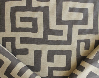 Designerstof met abstracte geometrische vormen, meubelstof op maat gesneden.
