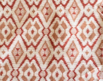 Peut inclure: Gros plan sur un tissu tissé avec un motif géométrique répétitif. Le motif présente des formes de losanges dans des tons rouille, beige et marron clair. Le tissu a un aspect texturé, suggérant un matériau durable adapté à la tapisserie ou à la décoration intérieure.