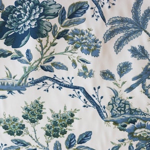 Lea Duncan International の白、青、緑の花柄鳥プリント生地 (1 ヤードあたり)