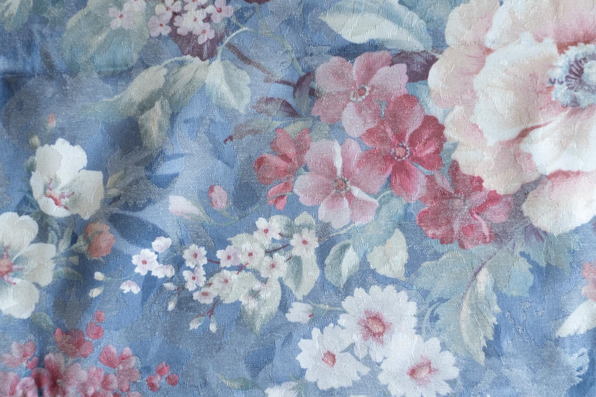 ヴィンテージブルーの花柄の室内装飾用およびカーテン用生地（1ヤード