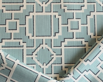 Puede incluir: Una tela de patrón geométrico azul y blanco con una textura de lino sutil. El patrón presenta un diseño repetitivo de cuadrados y rectángulos.