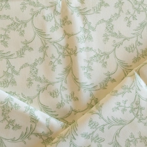 Tissu à motifs de vigne floral crème et vert par mètre
