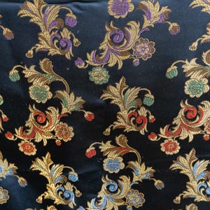 Tessuto per tappezzeria in raso nero con motivo floreale multicolore, tagliato su misura