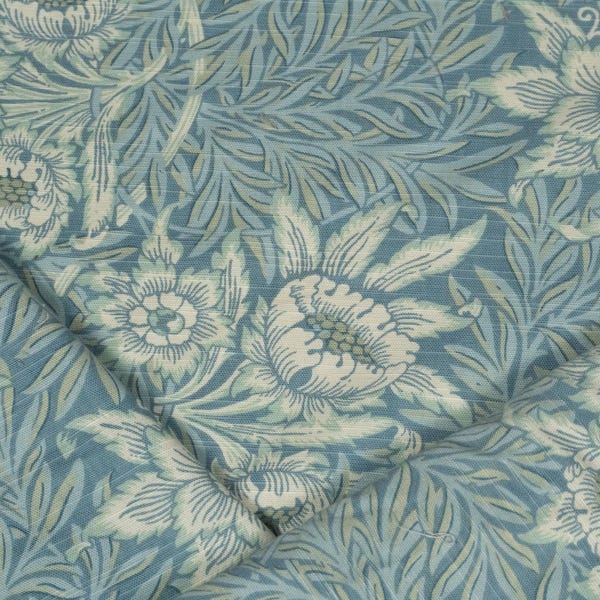 Draperityg med blått och grönt blommönster från designern Willow & Morris "Tulip", metervara